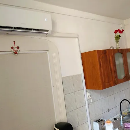 Little Hungary Apartment *